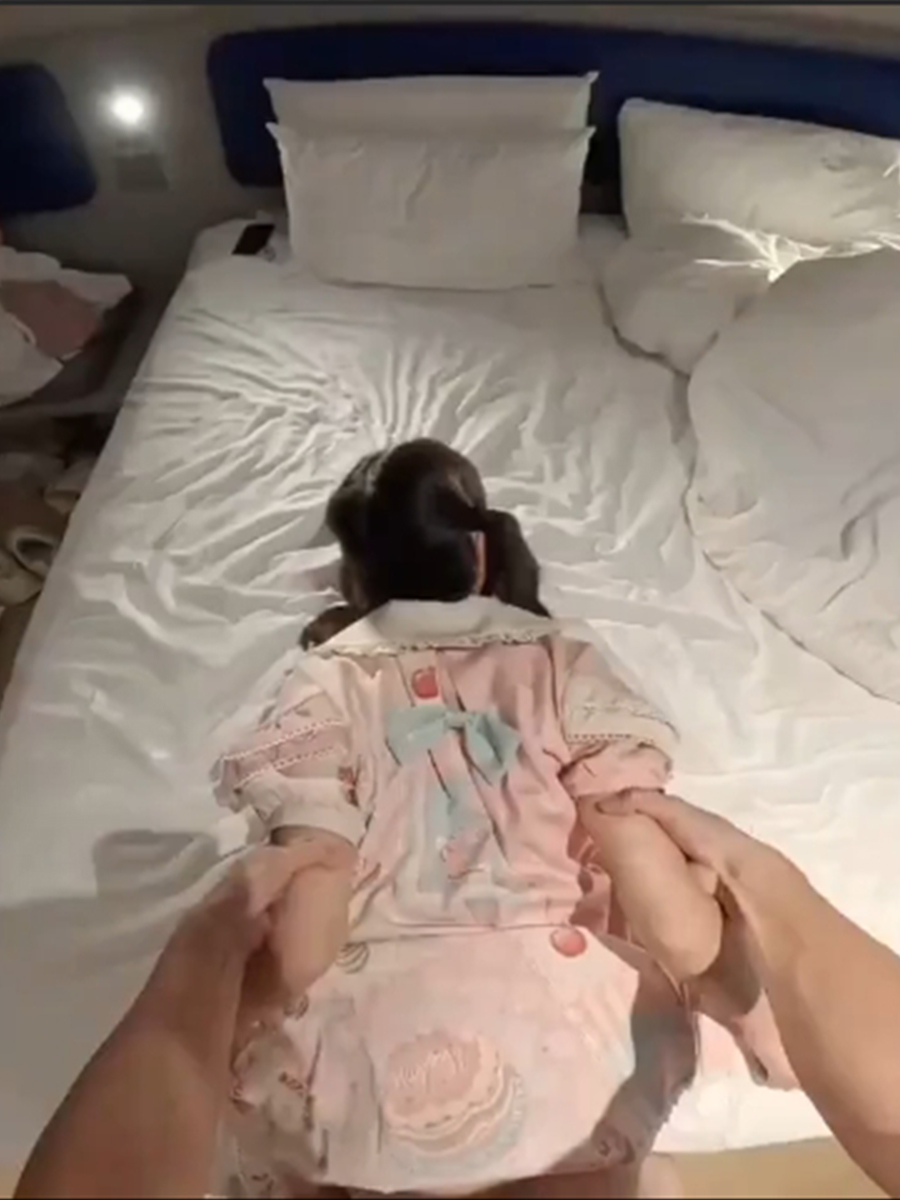 极品双马尾小萝莉被这种姿势后入，被内射后深喉口爆 精液射满骚嘴流出