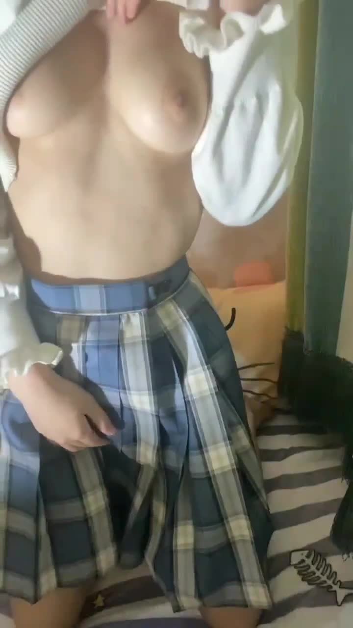 小嫩妹反差自慰，含着口球想叫却叫不出来，小穴却流的都是水，又嫩又反差，好想帮帮她