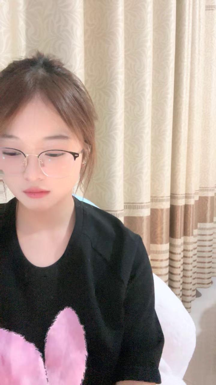 巨乳眼镜妹，自慰扣自己的小穴