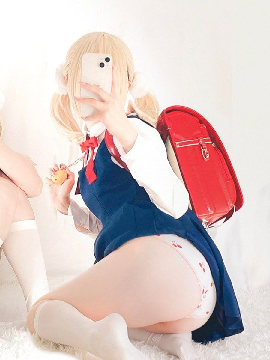 小萝莉可可爱爱的来啦，漏出嫩乳和白虎