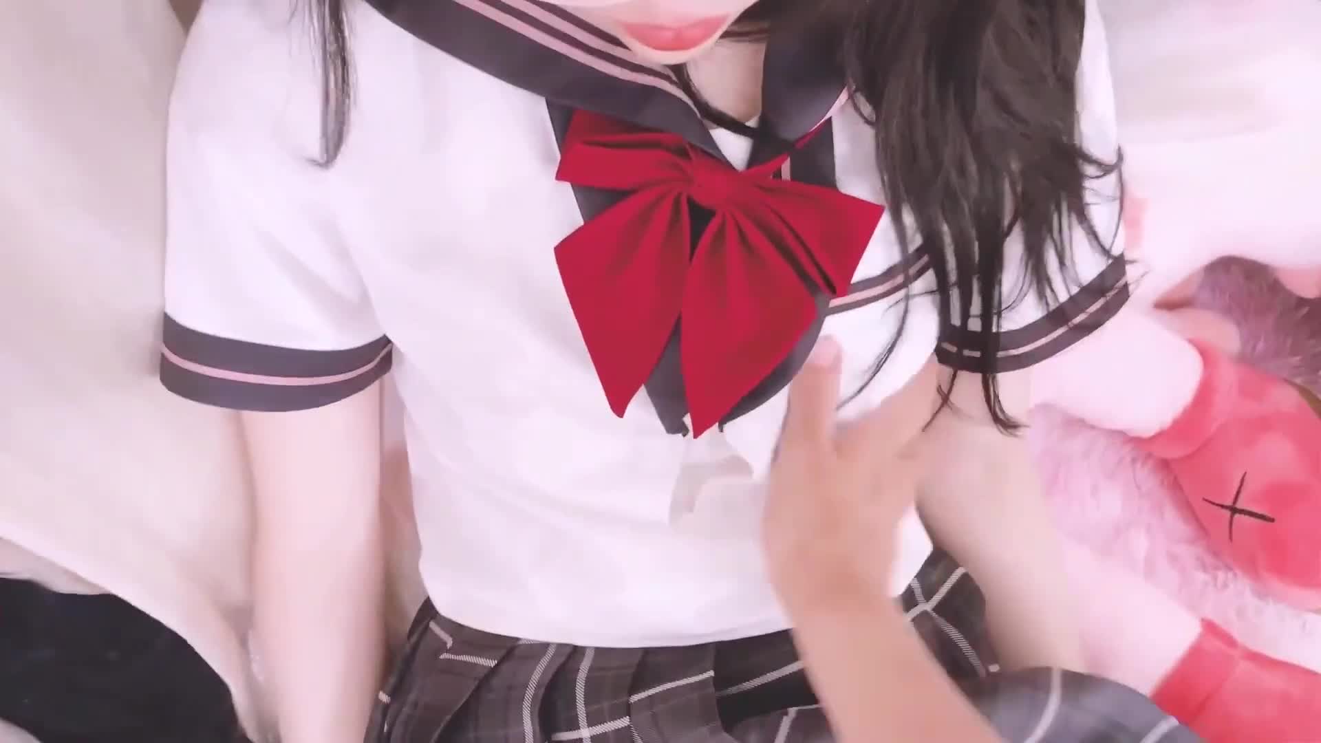 娇小可爱的亚洲青少年穿着美少女战士风格的校服，与她的性交男孩发生了令人讨厌的事情